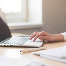 manos sobre teclado de computadora