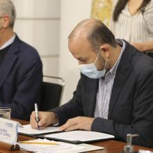 Rector General de la UdeG, doctor Ricardo Villanueva Lomelí firmando