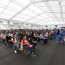 Docentes y trabajadores UdeG en el Pabellón del Centro Cultural Universitario