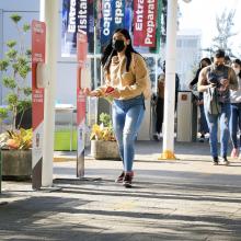 Estudiante ingresando a centro universitario