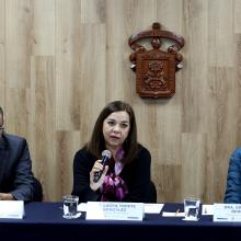 Académicos en rueda de prensa sobre educación continua