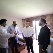 Autoridades en una de las habitaciones del Hotel Villa primavera