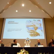 Panelistas al frente del público 