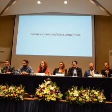 Presentadores de las revistas en presidium 