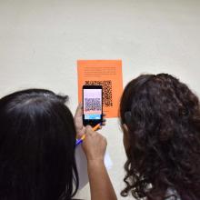 Participantes escaneando código QR