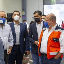 Autoridades universitarias que asistieron a la entrega del cheque simbólico