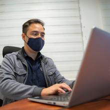 Docente trabajando en computadora