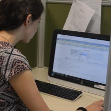 Mujer buscando información en el sitio de la biblioteca virtual
