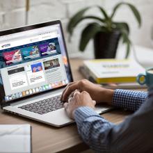 persona frente a computadora