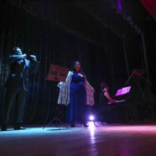 Pianista, cantante e intérprete durante el concierto