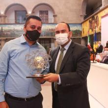 Marco Antonio Chavira Calderón recibiendo el reconocimiento de manos del alcalde del municipio de Tonalá