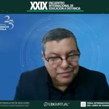 doctor Alejandro Cruzata Martínez durante la conferencia