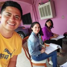 Estudiante y compañeras de proyecto