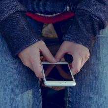 manos trabajando en celular