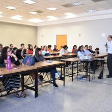 Maestro Ernesto Mena, coordinador de la maestría en Gobierno Electrónico, durante la conferencia a funcionarios públicos del Gobierno de Jalisco. 
