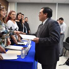 Egresado recibiendo sus documentos