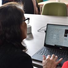 Participante frente a computadora