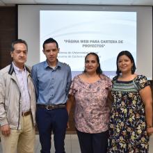 Estudiantes que presentaron su proyecto acompañados de coordinador y asistente de la Licenciatura en Tecnologías e Información