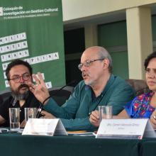 Dr. Tomás Ejea, presentando el libro "Entre la comunidad y el mercado"