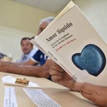 Lectora del libro “Amor líquido” 