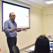 Maestro José Luis Solórzano quien aborda el tema del aprendizaje de emprendedores