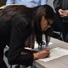 Garrido Castro firmando acta de titulación