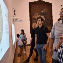 Visitantes del museo en la exposición "Línea del tiempo Digital"