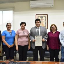 Egresados Daniel Flores con coordinadora de carrera y sinodales