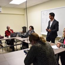 Estudiante exponiendo su proyecto en el coloquio