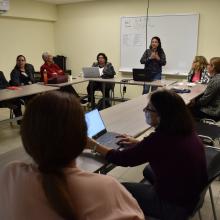 Estudiante exponiendo su proyecto a los asistentes