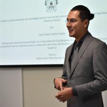 Egresado durante la exposición de su proyecto