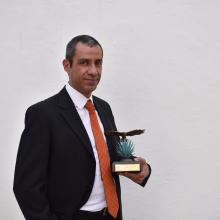 Profesor Armando Talamantes periodista con más de 20 años de experiencia en los medios de comunicación con la presea “El águila en vuelo”.