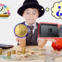 Niño con dinero sobre la mesa