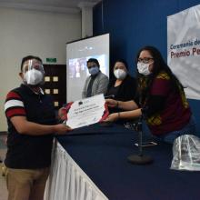 Edgar Escamilla recibiendo reconocimiento