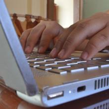 persona frente a computadora