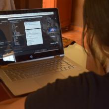 Persona frente a computadora