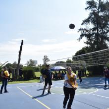 Participantes jugando volibol