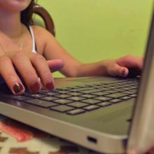 Estudiante frente a computadora