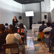 Maestra Jeanette González impartiendo conferencia