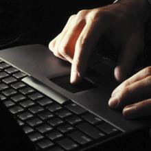 Manos sobre teclado de computadora