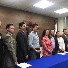 Egresados de la licenciatura en Administración de las Organizaciones con su coordinadora de carrera