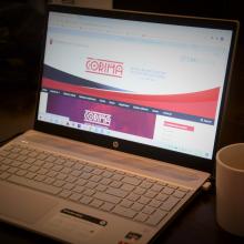 Pantalla de computadora con la página de la revista Córima