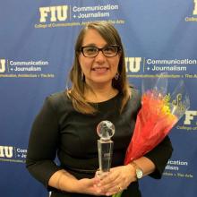 Profesora Mariana Alvarado en el Salón de la Fama del Colegio de Comunicación y Periodismo de la Universidad Internacional de Florida