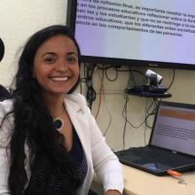 Rosa Angélica Sandoval durante la presentación de su trabajo