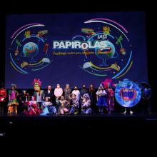 Directivos universitarios y artistas al cierre de la inauguración del evento