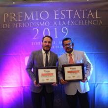 Maestro Julio Ríos y el estudiante Rubén Islas, de la licenciatura en Periodismo Digital con el Premio Estatal de Periodismo de Excelencia en Periodismo 2019