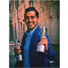 Sebastián Carrillo con reconocimientos en mano