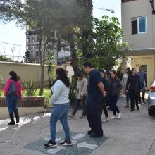 Personal realizando evacuación de sede La Paz
