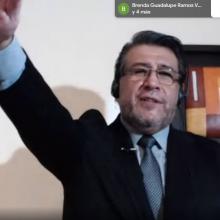 Egresado tomando protesta