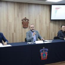 Presidium en rueda de prensa encabezada por Rector general